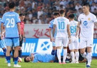 Tiến Linh chấn thương đau đớn, mếu máo như khóc rời sân trong ngày tân HLV Kim Sang-sik dự khán