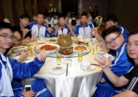 Sau buổi họp lớp, chồng về nhà và trở nên kì lạ, 1 tuần sau anh đưa ra quyết định bất ngờ làm vợ con trở tay không kịp