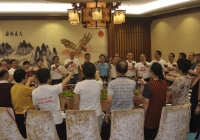 Đi họp lớp sau 20 năm, lớp trưởng âm thầm thanh toán hóa đơn rồi ra về, nửa đêm nhận được 35 triệu chuyển khoản mà bật khóc