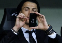 Quy tắc dùng điện thoại đặc biệt của Ronaldo: Nhất quyết không bắt máy nếu cuộc gọi sau 10 giờ
