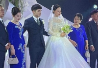 Hé lộ hình ảnh đầu tiên trong đám cưới Hồng Duy và vợ thạc sỹ: Cô dâu xinh đẹp xúc động nắm tay chú rể bước vào lễ đường