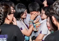 Học sinh Nguyễn Thị Minh Khai ôm nhau khóc nức nở trong lễ trưởng thành: Sau đêm nay, tất cả chỉ còn là kỷ niệm!