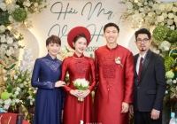 Bố vợ hot nhất làng bóng của Đoàn Văn Hậu: Giàu có, lịch lãm lại còn tinh tế chăm sóc con gái mang bầu