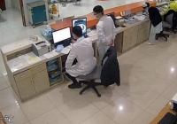 Đứa trẻ cấp 1 phải vào viện, bác sĩ sững sờ khi nhìn tình trạng sức khỏe, giáo viên sau đó bị nhà trường đình chỉ ngay lập tức