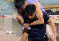 Sốc tiền đạo 3 năm ghi 2 bàn phải nhờ bác sĩ cõng rời sân, mắt đỏ hoe như khóc trước ngày lên ĐT Việt Nam