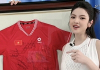 Quang Hải có phản ứng bất ngờ khi Chu Thanh Huyền gọi xin áo đội tuyển Việt Nam để tặng fan
