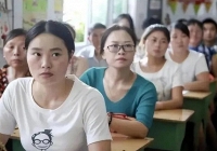 Trường tiểu học tổ chức họp phụ huynh, trang phục của cô giáo khiến cha mẹ sửng sốt: Sao lại mặc áo có dòng chữ phản cảm như vậy?