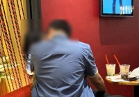 Xôn xao hình ảnh cặp đôi ôm hôn nhau giữa quán cà phê khiến dân mạng tranh cãi: Liệu nơi công cộng thì có thể thoải mái như vậy?