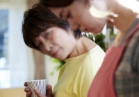 Lương hưu 9 triệu nhưng tháng nào mẹ cũng xin tiền chị dâu, mỗi lần chị đưa bà thì đều liếc mắt nhìn tôi khiến tôi chỉ biết than trời