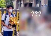 Vừa bước ra khỏi trường thi, nam sinh ngại đỏ mặt vì cách chúc mừng 'kỳ quặc' của mẹ, nhiều người cũng lắc đầu ngao ngán