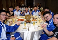 Họp lớp mỗi người được yêu cầu đóng 7 triệu, 6 người trực tiếp rời nhóm: Hết tiệc, họ đều hối hận không thôi