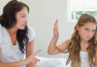 Tịch thu điện thoại của các con, con gái nhìn tôi chằm chằm rồi thách thức một việc khiến tôi bật khóc còn chồng thì đập nát máy