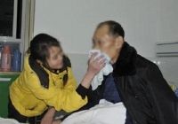 Con trai qua đời, con dâu đưa bố chồng về quê còn tặng một túi đồ, mở ra nhìn vật bên trong khiến ông òa khóc như mưa (P1)