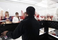 Hoá ra cà phê dating gương 1 chiều xuất xứ từ Nhật: Bị tẩy chay tại chính quê nhà, còn bị coi là phạm pháp