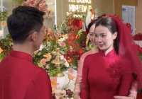 Khoảnh khắc Midu được mẹ dắt ra mắt họ hàng và chính thức trao tay cho chú rể Minh Đạt