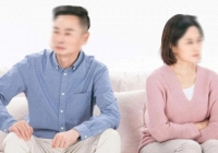 Kỷ niệm 25 năm ngày cưới, chồng tặng tôi cuốn sổ tiết kiệm trị giá 5 tỷ nhưng tôi đáp lại anh bằng tờ đơn ly hôn