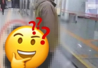 Sau bao năm, bức ảnh chụp 2 bố con ở tàu điện ngầm này vẫn là 'chuẩn mực' về cách dạy con: Không xem đừng tiếc!
