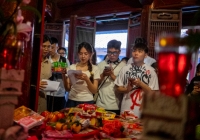 Sĩ tử 'đội mưa' vượt hơn 50km đến Văn Miếu - Quốc Tử Giám cầu may mắn trước kỳ thi tốt nghiệp THPT 2024
