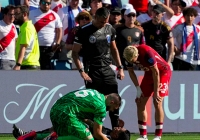 Cực căng: Trọng tài ngất xỉu ở giải mà Messi thi đấu, một thủ môn hoá người hùng 
