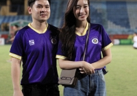 Camera bắt trọn khoảnh khắc tình tứ của Đỗ Mỹ Linh và chồng chủ tịch, vóc dáng nàng hậu gây chú ý khi diện áo đá bóng