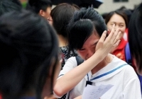 Tra kết quả thi đại học thấy hiện '0 điểm', thí sinh gục mặt khóc nhưng giáo viên đứng kế bên lại cười không khép nổi miệng