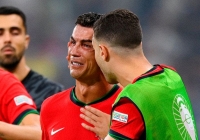 Khoảnh khắc 8 cầu thủ động viên khi Ronaldo khóc, Bồ Đào Nha chưa bao giờ đoàn kết như thế 