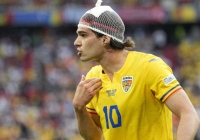 Vì sao cầu thủ Euro 2024 đội chiếc mũ đặc biệt trông như củ hành tây?