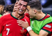 Huyền thoại bóng đá phẫn nộ: “Ronaldo cướp hết cơ hội của đồng đội, lại còn nước mắt cá sấu”
