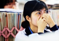 Con gái thi ĐH đạt điểm cao chót vót, mẹ dọn đồ cho con thì phát hiện chiếc hộp giấy bí ẩn 'giải mã' tất cả