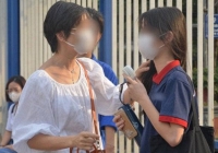 Từ sáng sớm, nhiều phụ huynh Hà Nội đứng ngồi không yên, tương lai của con 'nở hoa' hay 'bế tắc' phụ thuộc vào 1 thông báo của Sở
