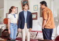 Nửa đêm nghe tiếng động đáng sợ, tôi cầm đèn pin ra soi thì suýt ngất xỉu khi thấy chiếc bóng trắng đi qua đi lại ngoài vườn