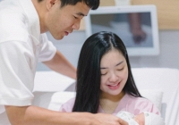 Nàng WAG xinh nhất làng bóng đá hạ sinh con đầu lòng cho Hà Đức Chinh, mẹ bỉm để mặt mộc được khen hết lời
