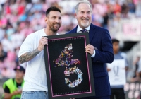 Messi được vinh danh là cầu thủ có nhiều danh hiệu nhất lịch sử bóng đá, khoảnh khắc 45 cậu bé cầm 45 danh hiệu của Messi gây sốt MXH