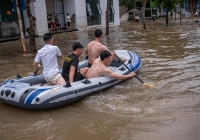 Toàn cảnh Hà Nội ngập kinh hoàng sau trận mưa lớn: Nhiều tuyến phố thành sông, người dân mang thuyền phao ra chèo, xe chết máy la liệt