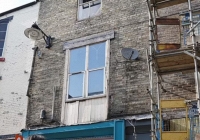 Phát hiện thi thể trẻ em bé nằm dưới sàn nhà suốt 30 năm mà không ai hay biết