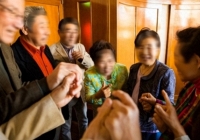 Trong buổi họp lớp, cậu bạn học dốt nhất lớp ngày xưa đứng lên, tay cầm xấp tiền đi biếu từng người, riêng chỉ có lớp trưởng không chịu nhận