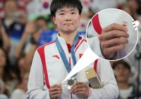 Olympic 2024: Nữ vận động viên mang một vật bí ẩn khi lên nhận giải hút 14 triệu lượt xem, fan xúc động khi biết sự thật đằng sau