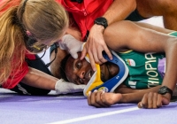 Kỉ lục gia thế giới bất tỉnh, phải nhập viện sau cú ngã kinh hoàng trên đường chạy vượt rào Olympic Paris 2024