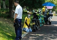 Bức ảnh shipper quỳ gối xin lỗi bảo vệ khiến dư luận phẫn nộ, hàng trăm shipper biểu tình