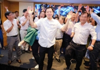 Khoe ảnh đi họp lớp, bác sĩ Thịnh bị hỏi xoáy chuyện 'nhạy cảm' 