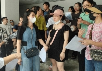 Hàng trăm phụ huynh Hà Nội vẫn chờ đợi ở trường Tiểu học Tây Mỗ 3: 'Vợ chồng tôi mong ngóng từng ngày, hy vọng con được học gần nhà”