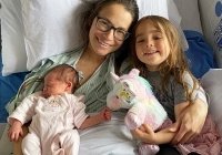 2 em bé cùng cha, cùng mẹ nhưng lại khác người đẻ ra