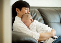 Cả phòng sinh bất ngờ khi thấy người đàn ông ăn mặc lịch lãm chê trách vợ đang đau đẻ, nhìn lại chồng mình mà tôi cảm tạ trời đất