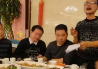 Đoạn video ngắn lớp trưởng chiếu trong buổi họp lớp khiến chúng tôi không tin vào mắt mình, ai cũng ngậm ngùi rút ví