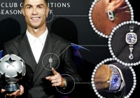 Ronaldo mang theo phụ kiện 200 tỷ khi đi “bấm nút”, đắt giá nhất là một vật nhỏ bé cài trên áo