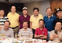 Lúc lớp trưởng đưa cho tôi một chiếc phong bì đầy tiền, tôi mới hiểu lý do thừa 3 mâm cỗ trong buổi họp lớp tại nhà tôi