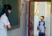 Ngày đầu khai giảng, cậu bé “chết lặng” tại chỗ, không dám vào lớp khi nhìn thấy cô giáo chủ nhiệm của mình