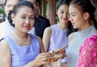 Bố mẹ chồng mời 3 người con về ăn tối rồi lấy ra 2 cuốn sổ đỏ cùng 1 sổ tiết kiệm, giao hết cho vợ chồng tôi
