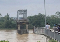 Sập cầu Phong Châu ở Phú Thọ