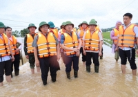 Thủ tướng chỉ đạo bảo đảm an toàn đê điều, hồ đập; triển khai phương tiện, kể cả trực thăng, hỗ trợ người dân